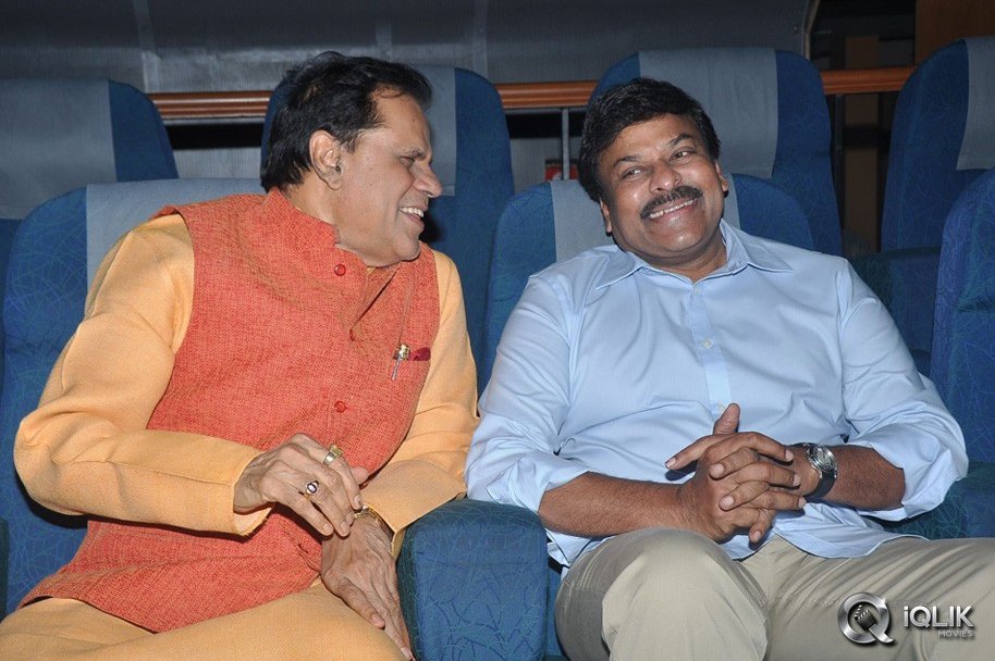 Chiranjeevi-at-Sachin-Tendulkar-Kadu-Premiere-Show